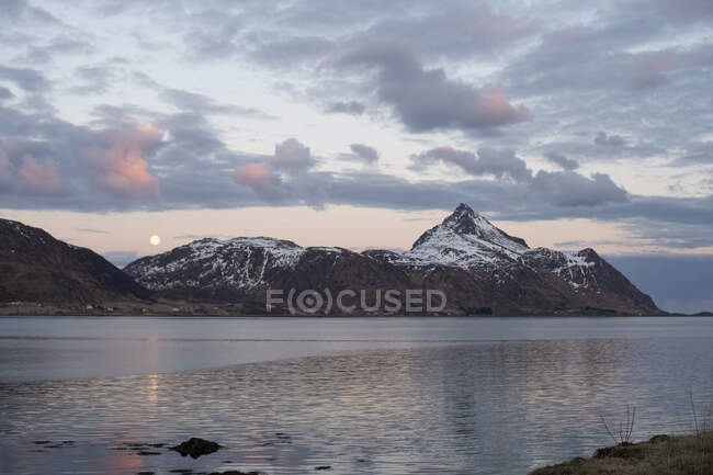 Paisaje de montaña al atardecer, Lofoten, Nordland, Noruega - foto de stock