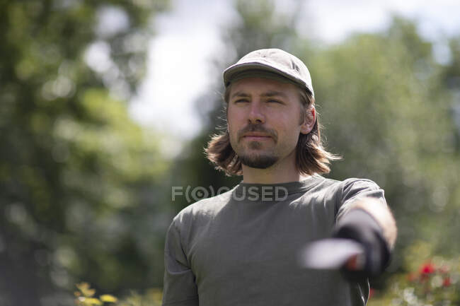 Portrait of a man holding a trowel, Germany — Stock Photo