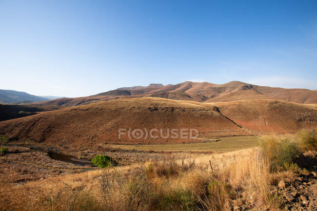 Vista de la montaña Drakensberg desde el camino a Rodas, Cabo Oriental, Sudáfrica - foto de stock