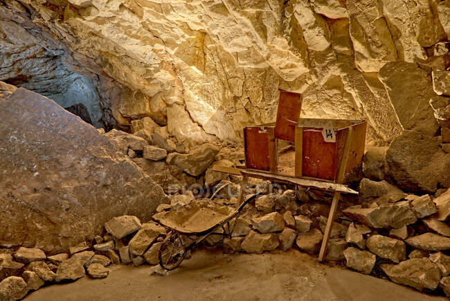 Reliques historiques à Grand Canyon Caverns, Peach Springs, Mile Marker 115, Arizona, États-Unis — Photo de stock
