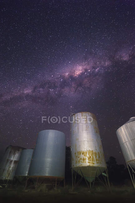 Getreidesilos gegen die Milchstraße, Australien — Stockfoto