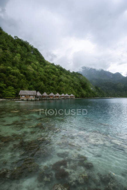 Bâtiments en bois sur Ora Beach, Seram, Îles Maluku, Indonésie — Photo de stock