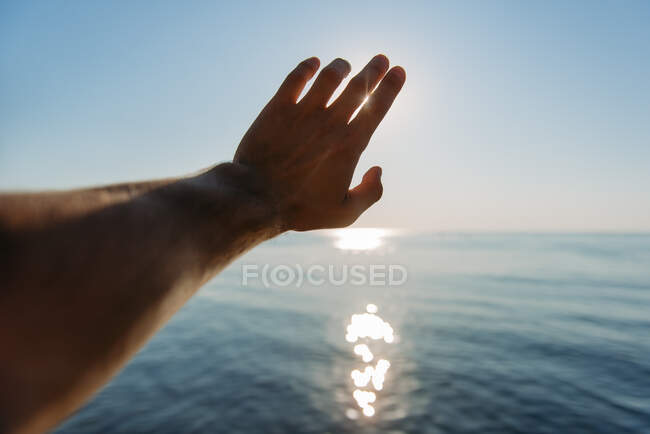 La mano dell'uomo che cerca il sole — Foto stock