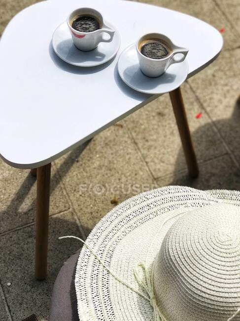 Dos tazas de café en una mesa - foto de stock
