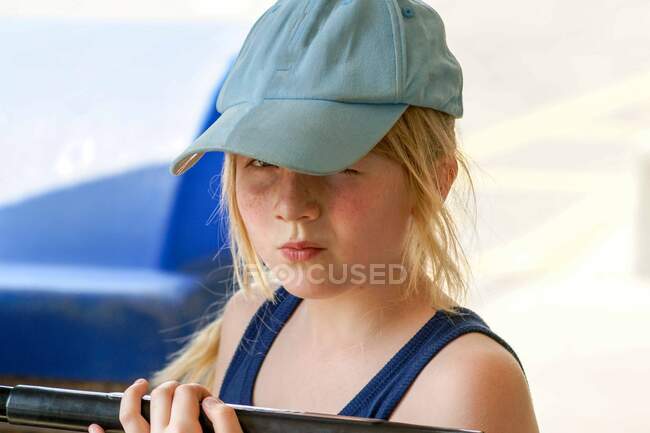 Retrato de uma adolescente uivante usando um boné de beisebol, Canadá — Fotografia de Stock