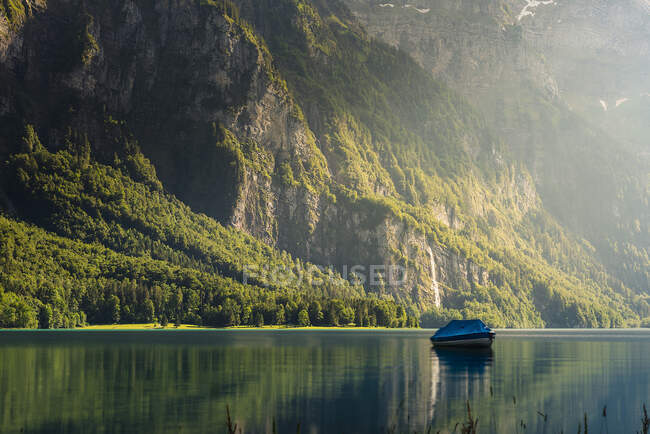 Barco de remos anclado en Klontalersee, Glarus, Suiza - foto de stock
