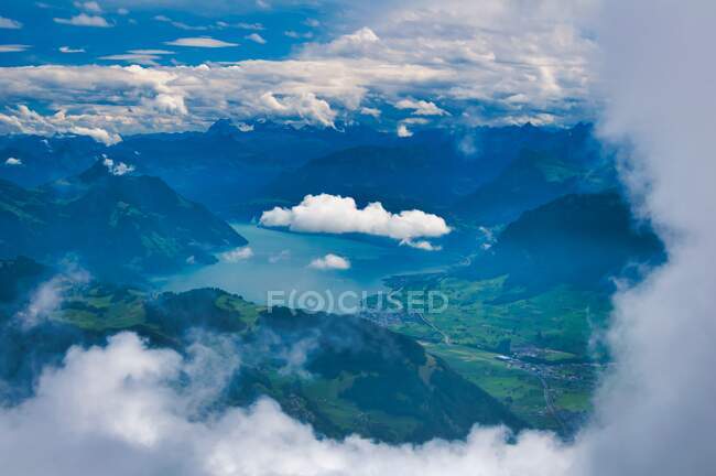 Veduta aerea di un lago alpino circondato da montagne, Svizzera — Foto stock