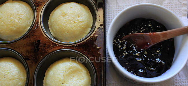 Muffins de milho recém-assados com geléia de uva — Fotografia de Stock