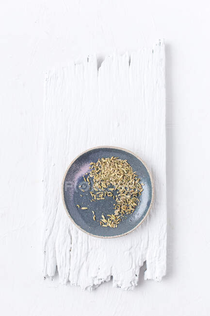 Plato de cerámica con semillas de alcaravea - foto de stock