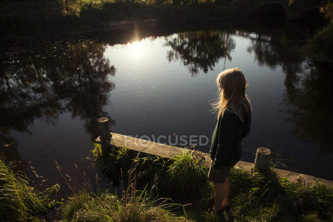 Menino em pé junto a um lago, Dinamarca — Fotografia de Stock