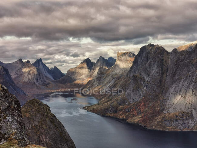 Vista desde Mt Reinebringen, Moskenes, Lofoten, Nordland, Noruega - foto de stock