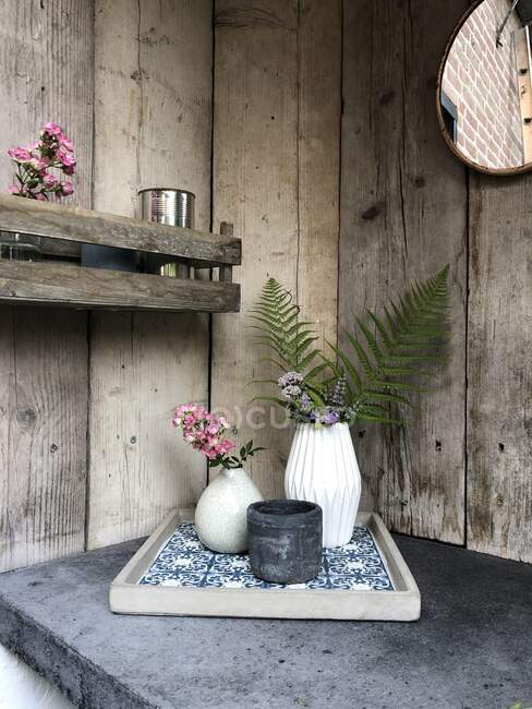 Arreglos florales en una cocina exterior - foto de stock