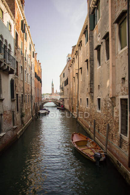 Barco amarrado en un canal, Venecia, Véneto, Italia - foto de stock