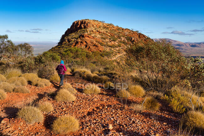 Woman hiking on Mt Sonder, West MacDonnell National Park, Northern Territory, Australia — Foto stock