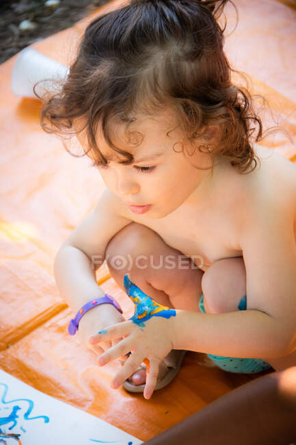 Girl hand painting in the park — Stock Photo