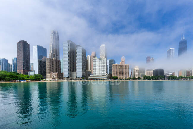Ohio Street Beach and city skyline view from Milton Lee Olive Park, Chicago, Illinois, United States — Stock Photo