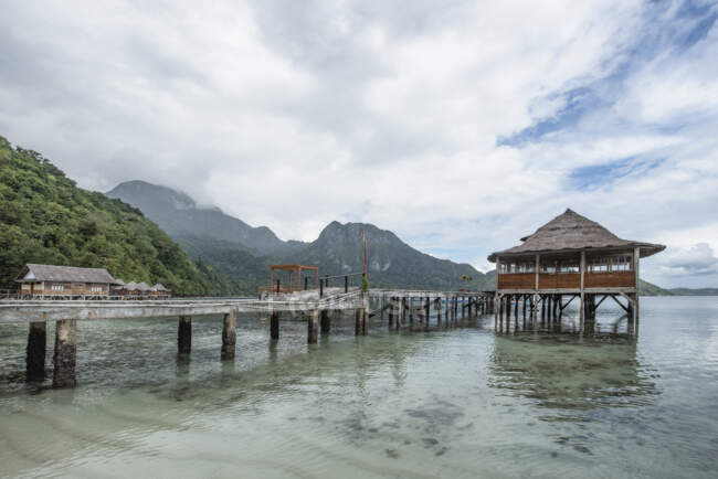 Pier de madeira em Ora Praia, Seram, Ilhas Maluku, Indonésia — Fotografia de Stock