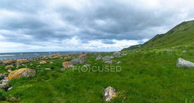 Costa rocosa, Arran Coastal Way, Isla de Arran, Escocia, Reino Unido - foto de stock