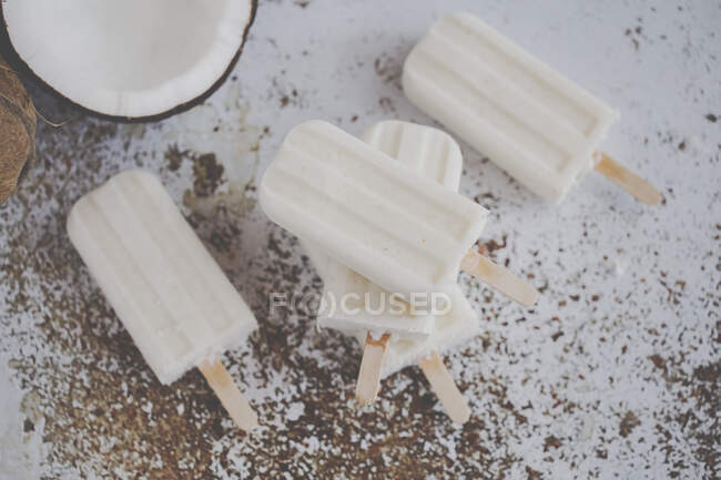 Five coconut yogurt popsicles on a table — Stock Photo
