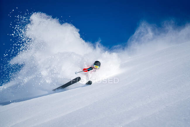 Жінка на порохових лижах у поганому гаштайні, сальцбурзі, аустріа. — стокове фото