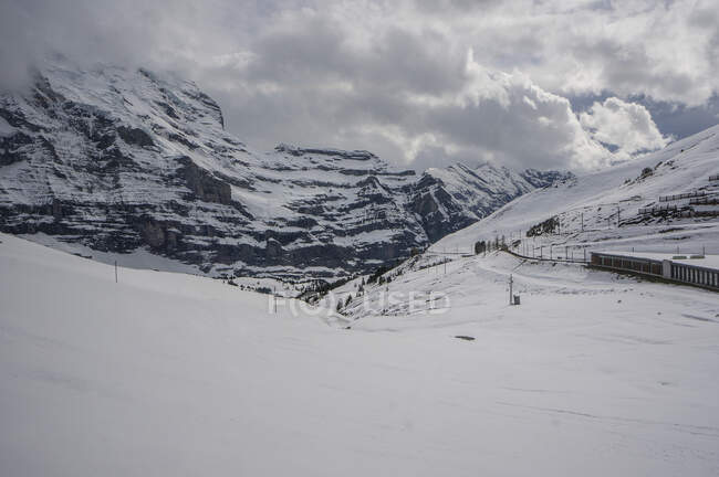 Zugfahrt durch Berglandschaft, Jungfrau Region, Berner Alpen, Schweiz — Stockfoto