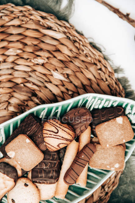Вид сверху на блюдо с печеньем на коврике — стоковое фото