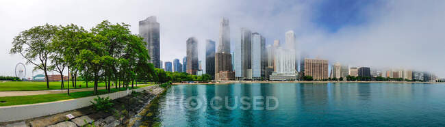 Skyline cidade no nevoeiro, Chicago, Illinois, Estados Unidos — Fotografia de Stock