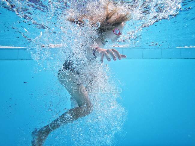 Mädchen springt in ein Schwimmbad — Stockfoto