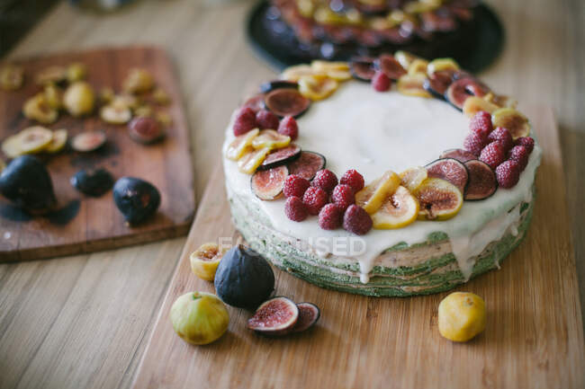 Gâteau fait maison aux figues et framboises — Photo de stock