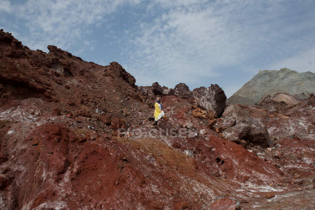 Senderismo de mujeres en las montañas, Isla Qeshm, Hormuzgan, Irán - foto de stock
