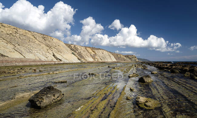 Praia rochosa, Flysch, Tarifa, Cádiz, Andaluzia, Espanha — Fotografia de Stock