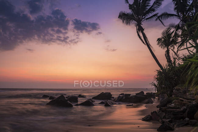 Fotografia de exposição prolongada da paisagem da praia ao pôr do sol, Matara, Província do Sul, Sri Lanka — Fotografia de Stock