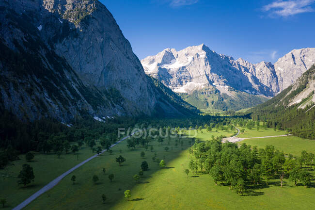 Montaña y valle de Karwendel paisaje, Scharnitz, Tirol, Austria - foto de stock