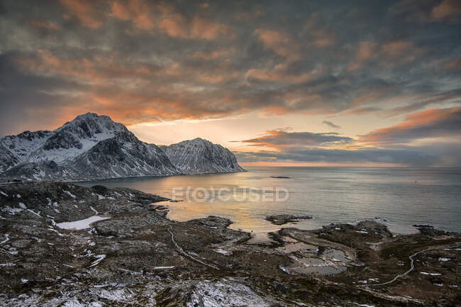 Küstenlandschaft bei Sonnenuntergang, Lofoten, Nordland, Norwegen — Stockfoto