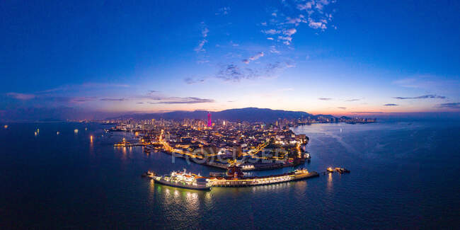 Велике місто вночі, острів Пенанг, Маласія. — стокове фото