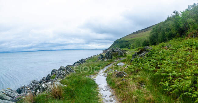 Sentiero pedonale lungo la costa, Isola di Arran, Scozia, Regno Unito — Foto stock