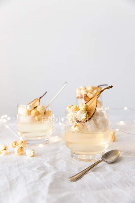 Proseccogelee, Birne und Granita mit Birnenwasser und Prosecco-Popcorn — Stockfoto