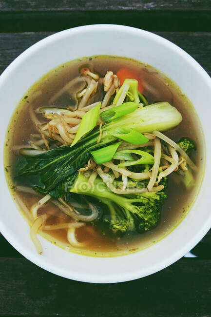 Піднятий вигляд супу Noodle — стокове фото