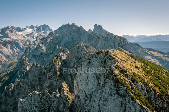 Escaladores de pie en la cima del pico de la montaña, Gosau, Gmunden, Alta Austria, Austria - foto de stock