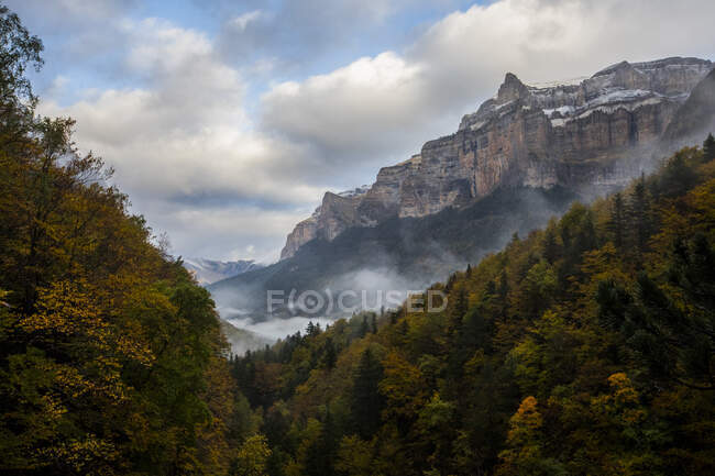 Parque Nacional Ordesa y Monte Perdido al amanecer, Aragón, Pirineos, España - foto de stock