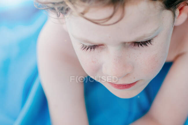 Retrato de primer plano de niño pequeño al aire libre - foto de stock