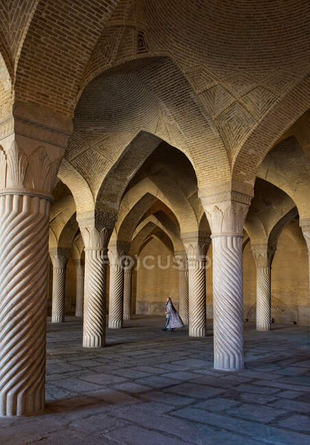 Жінка в традиційному одязі йде по молитовному залу Вакіл мечеті, Шираз, Іран. — стокове фото