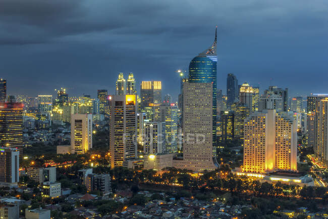 Vista aérea da paisagem urbana de Jacarta ao entardecer, Indonésia — Fotografia de Stock