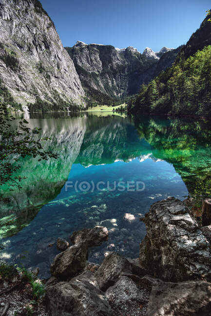 Bergreflexionen am Obersee, Berchtesgadener Nationalpark, Bayern, Deutschland — Stockfoto