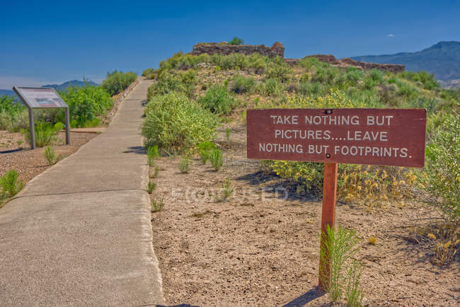 Signe sur le sentier d'entrée des ruines Tuzigoot, monument national Tuzigoot, Clarkdale, Arizona, États-Unis — Photo de stock