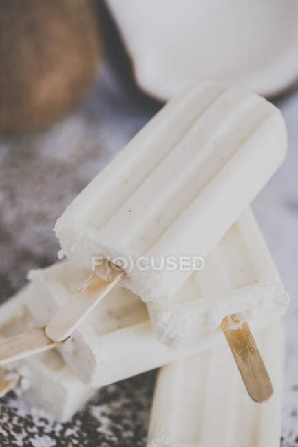 Großaufnahme von Kokosjoghurt-Eis am Stiel auf einem Tisch — Stockfoto