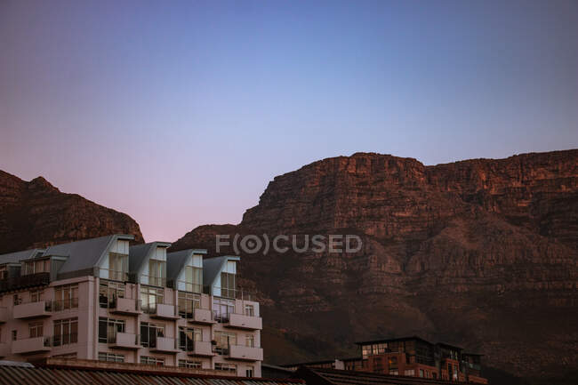 Apartment building in front of Table Mountain, Cape Town (Cidade Do Cabo), Western Cape, África do Sul — Fotografia de Stock