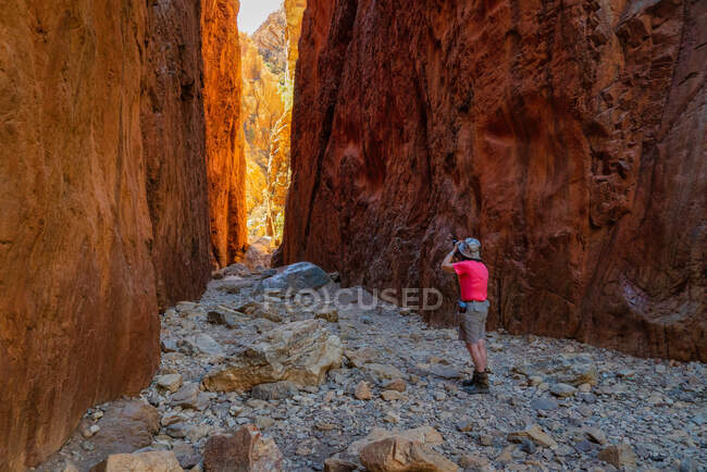 Woman traveller in Standley Chasm, West MacDonnell National Park, Northern Territory, Australia — Stock Photo