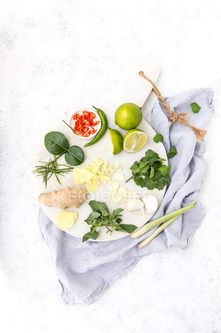 Arrangement of herbs and spices on a chopping board — Stock Photo