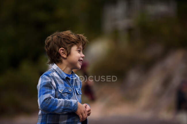Portrait d'un garçon riant, États-Unis — Photo de stock